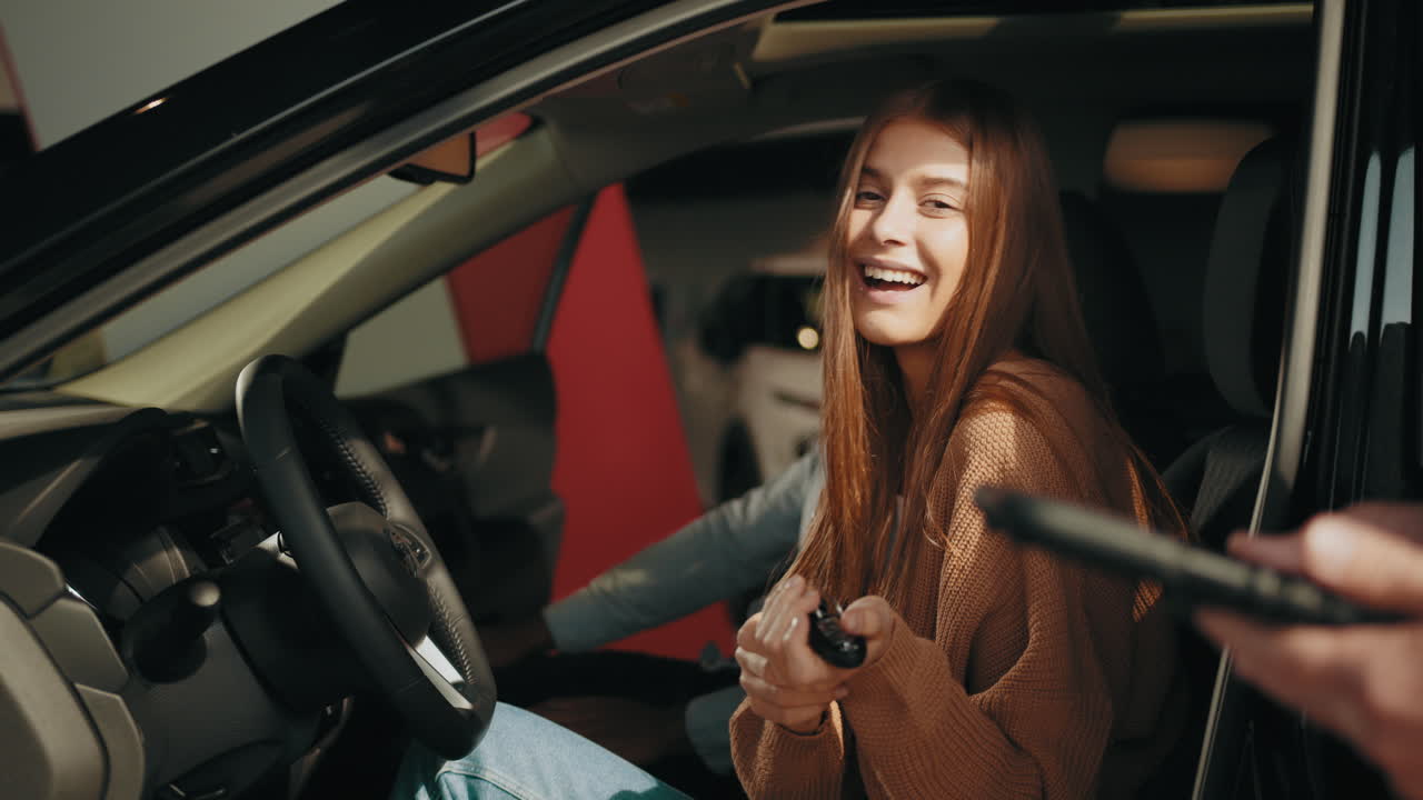 mujer emocionada recibiendo las llaves del coche