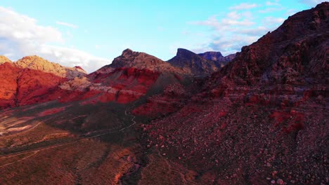 Rutas-De-Senderismo-De-Primavera-En-El-Cañón-De-Roca-Roja