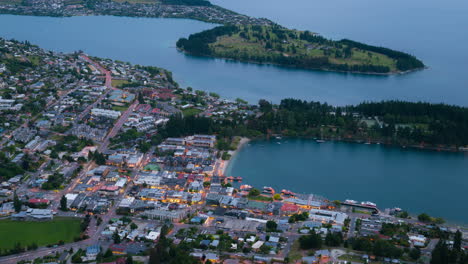 Vista-Aérea-De-Una-Calle-De-Queenstown-En-Un-Lapso-De-Tiempo