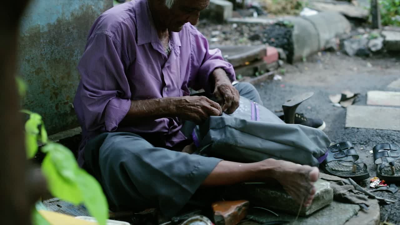 un zapatero reparando zapatillas de peregrinos junto a la carretera por la mañana colección de imágenes de archivo 6