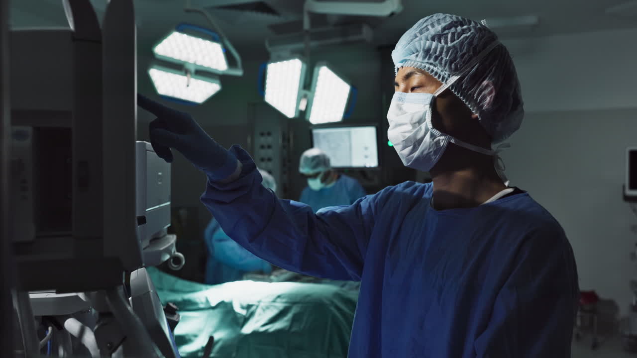 hospital, médico y monitor del paciente para la cirugía