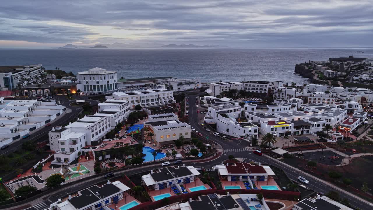 Veduta di una città costiera a Lanzarote, Spagna, durante il tramonto