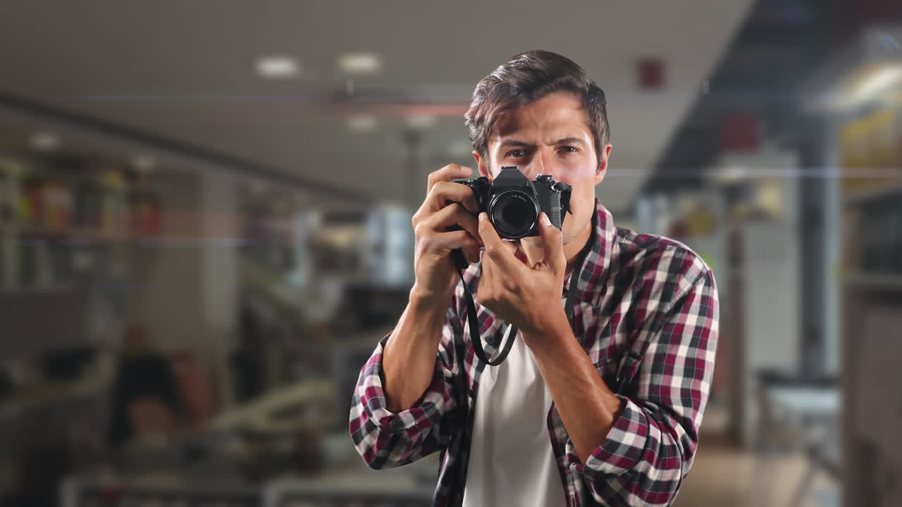 Hombre caucásico tomando fotos y sonriendo a la cámara.