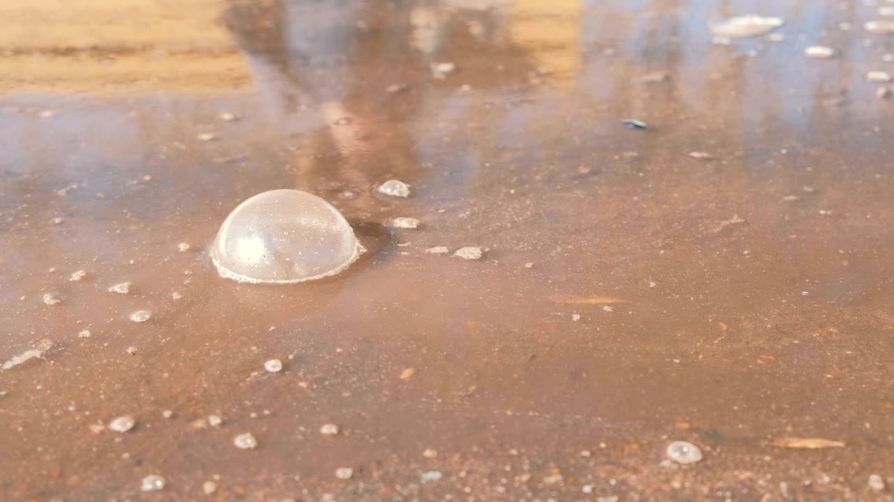 진 웅이에서 큰 거품. 근접.