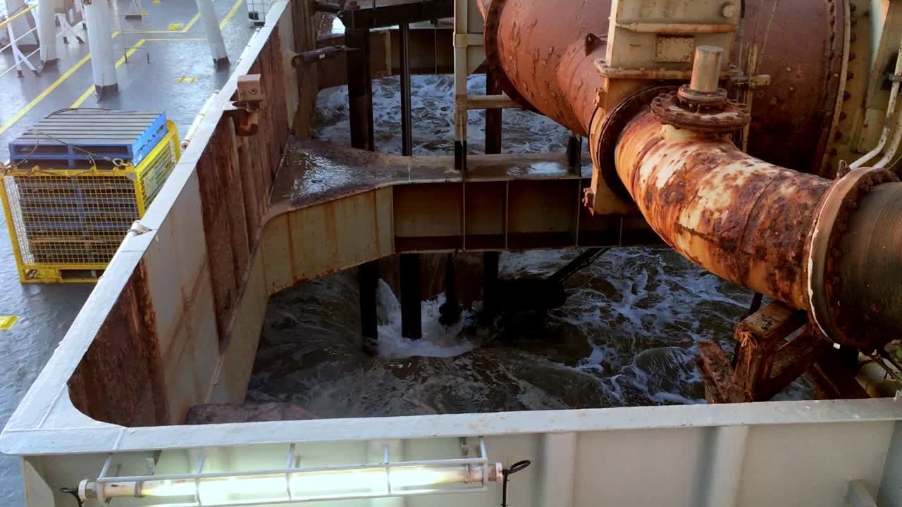 후행 흡입 호퍼 준설선을 닫습니다.