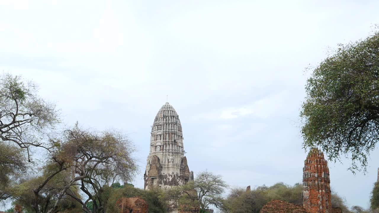 고대 불교 사원인 라차부라나 (wat rat burana) 의 유적.