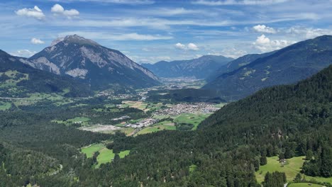 Vista-Panorámica-De-Valles-Exuberantes-Y-Majestuosas-Montañas-En-Un-Día-Claro-Y-Soleado-En-Scardanal,-Suiza