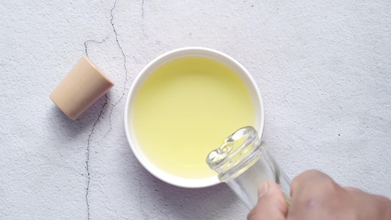 오일을 그에 부어 넣는 것