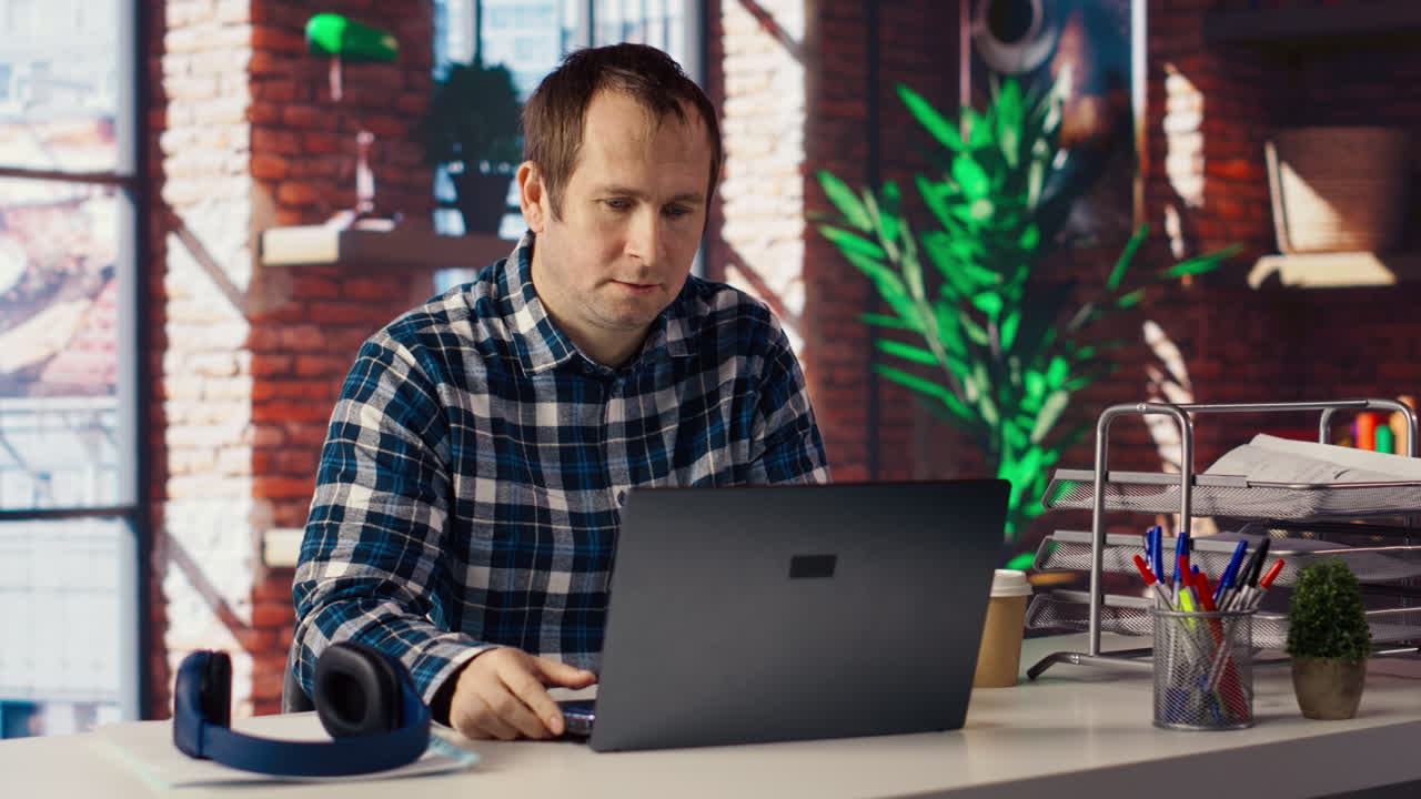 empleado remoto llama a los gerentes remotamente utilizando videoconferencia por internet