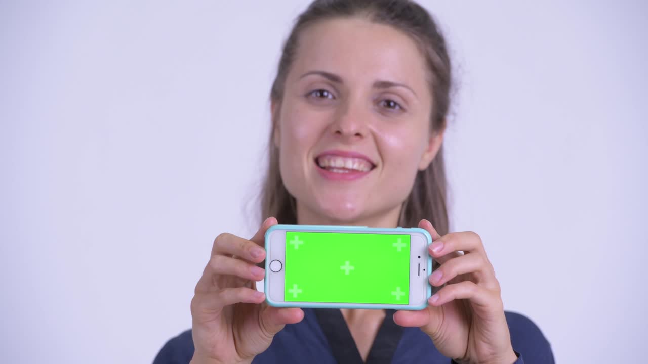 feliz joven hermosa mujer de negocios con teléfono