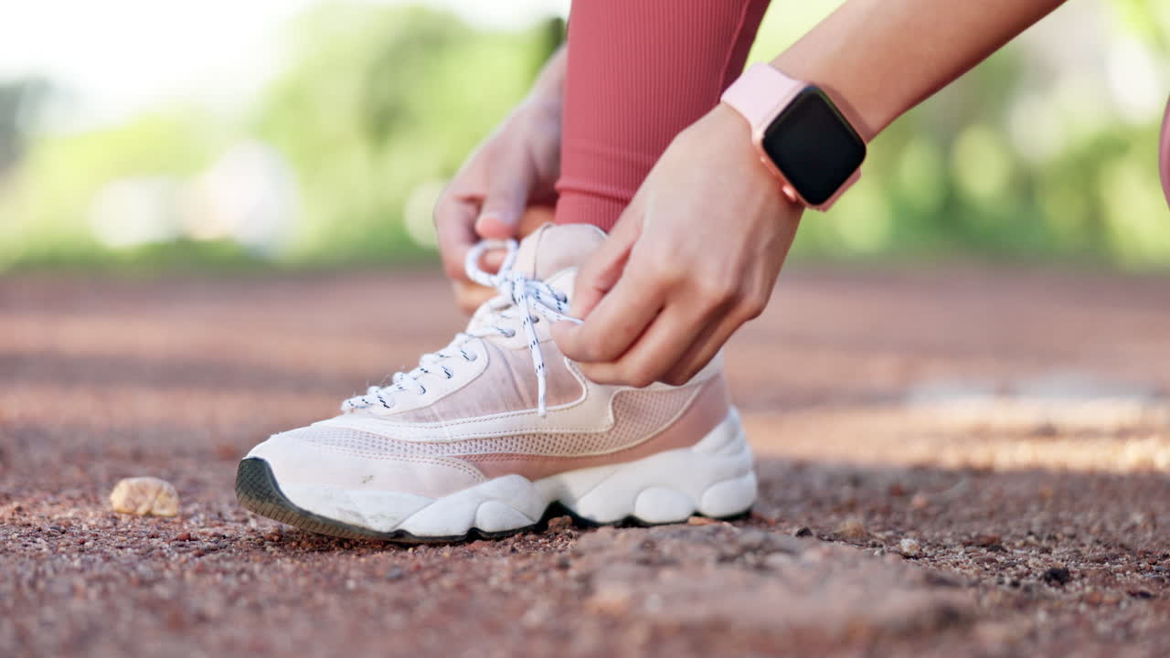 ejercicio, manos y atamiento de zapatos al aire libre