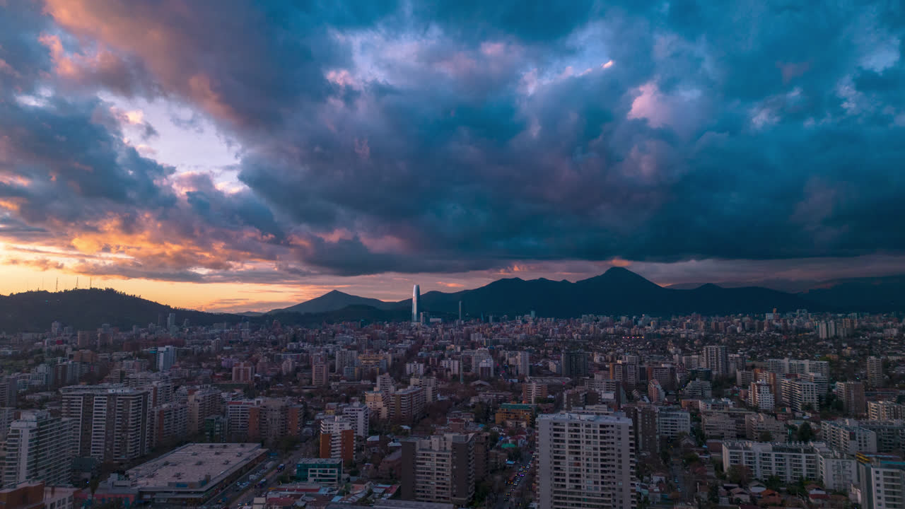 Time-lapse di una giornata nuvolosa a Santiago del Cile