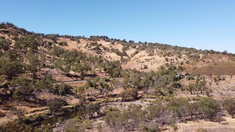 Vista-Aérea-Del-Río-Swan-En-Bells-Rapids-Después-Del-Verano-Seco,-Lento-Pan-Izquierda