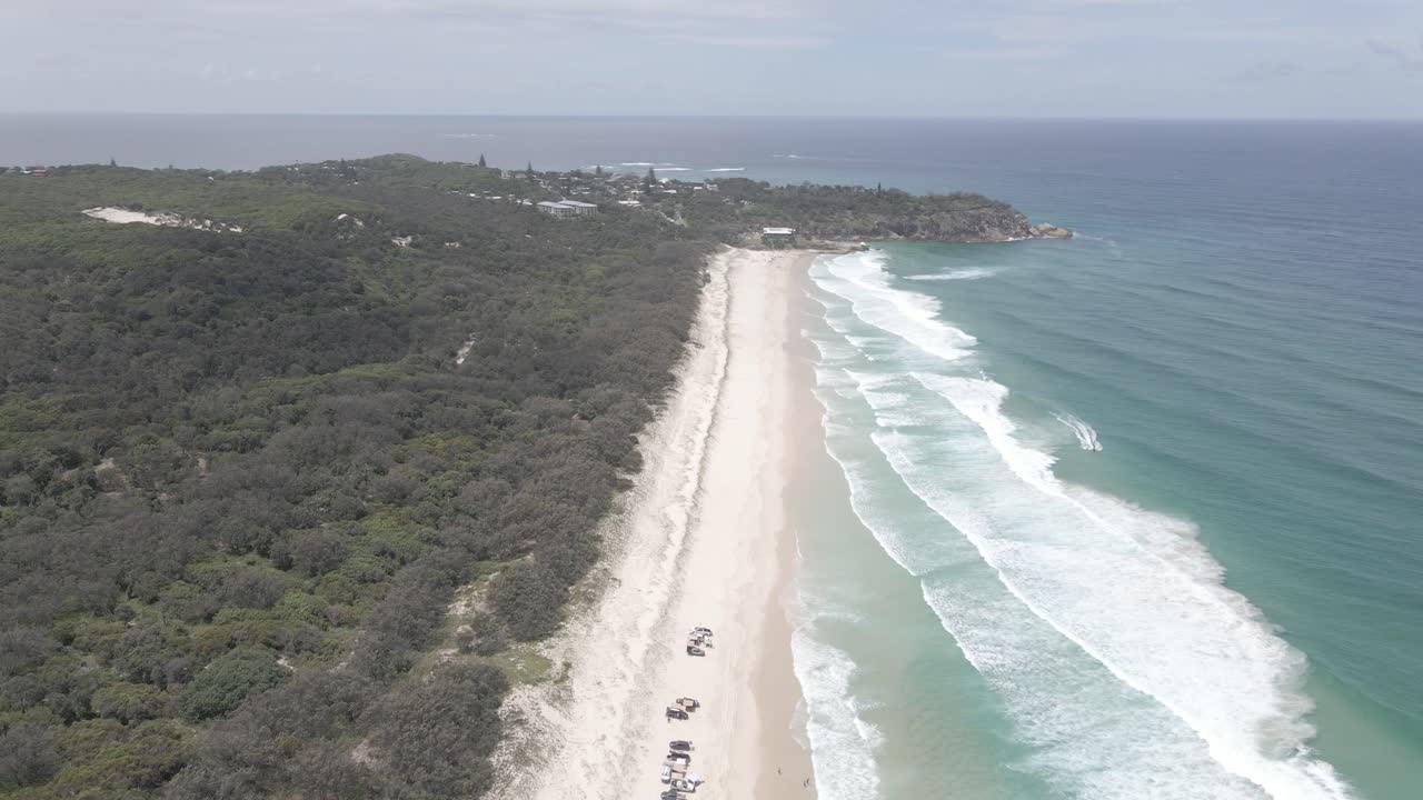 panorama del bosque verde en el promontorio del punto de observación en la isla de north stradbroke - playa australiana y mar azul en verano - qld, australia