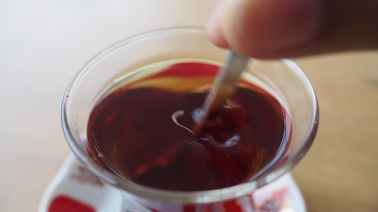 터키 차가 이고 있습니다.