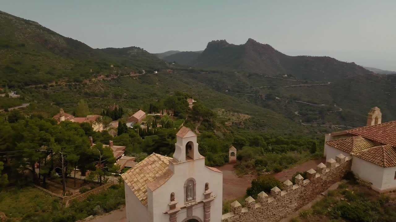 Ripresa drone della porta e delle mura occidentali del Convento Carmelitano e viste verso Castellón de la Plana.