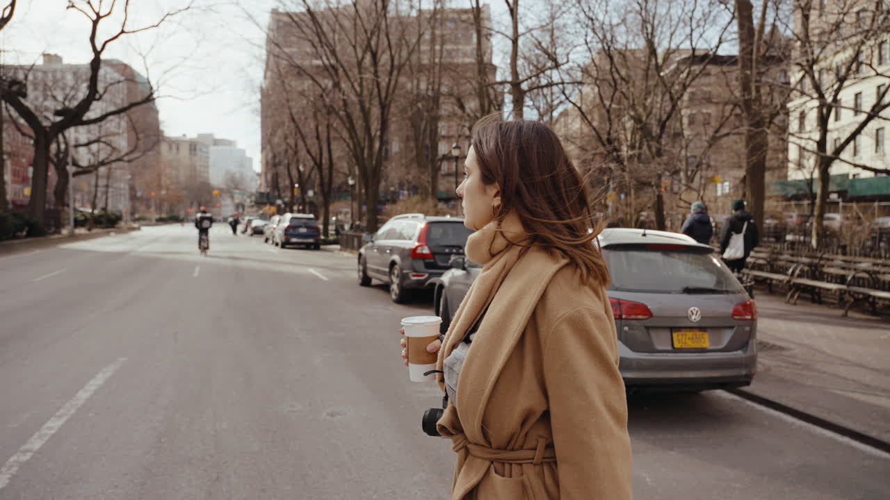 Женщина, гуляющая по городу.