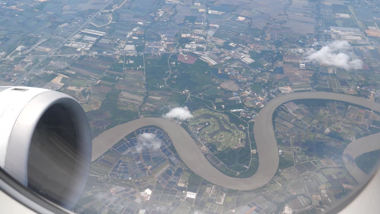 비행기가 강-1 위를 날고 있다