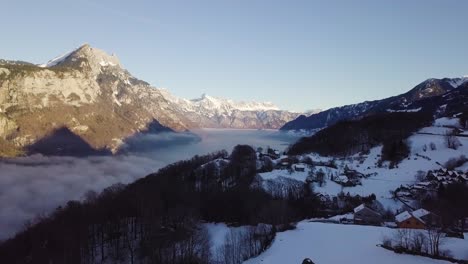 Volando-Directamente-Sobre-Un-Pequeño-Pueblo-En-Suiza