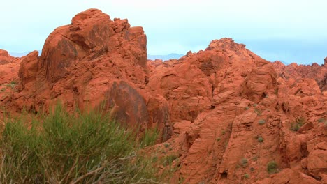 Vista-Del-Arco-Iris-En-El-Valle-De-Fuego-Con-Rocas-Rojas,-Toma-De-Establecimiento,-Nevada,-Estados-Unidos