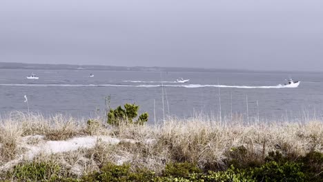 Boote-Am-Strand-In-Der-Nähe-Von-Fort-Macon-In-Der-Nähe-Von-Beaufort-NC,-North-Carolina