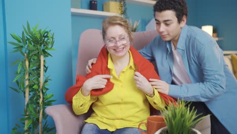 un joven abrazando a su madre.