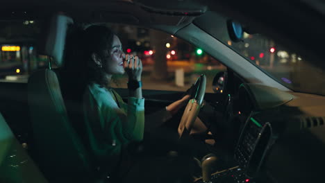 mujer conduciendo un coche por la noche