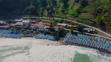 muchos barcos de pescadores amarrados y la playa tropical de menganti, vista aérea de drones