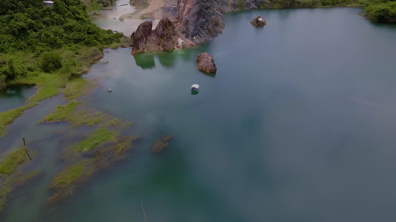 태국의 자연 한가운데 있는 채석장의 맑은 물