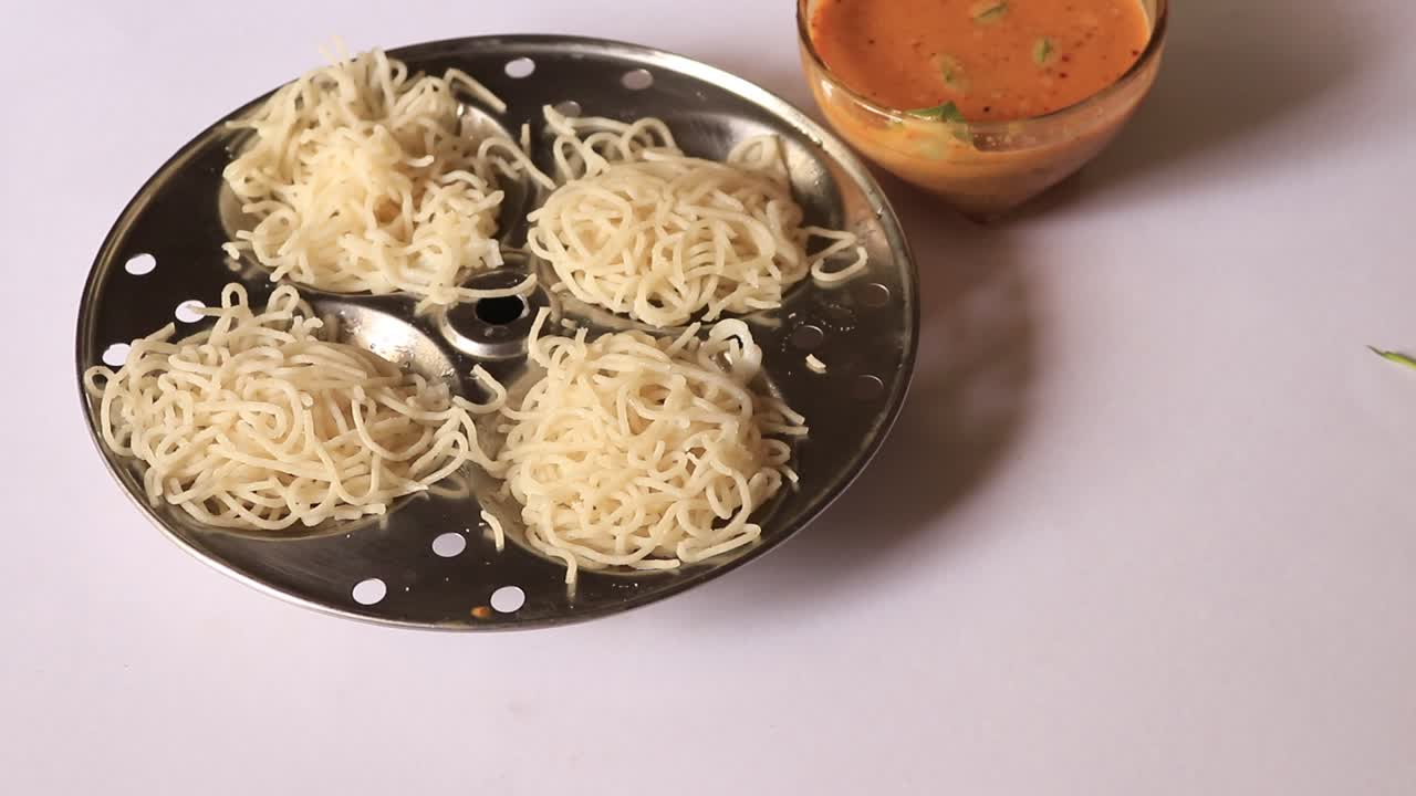idiyappam- string hoppers - desayuno al vapor tradicional de kerala servido con garbanzos al curry top view