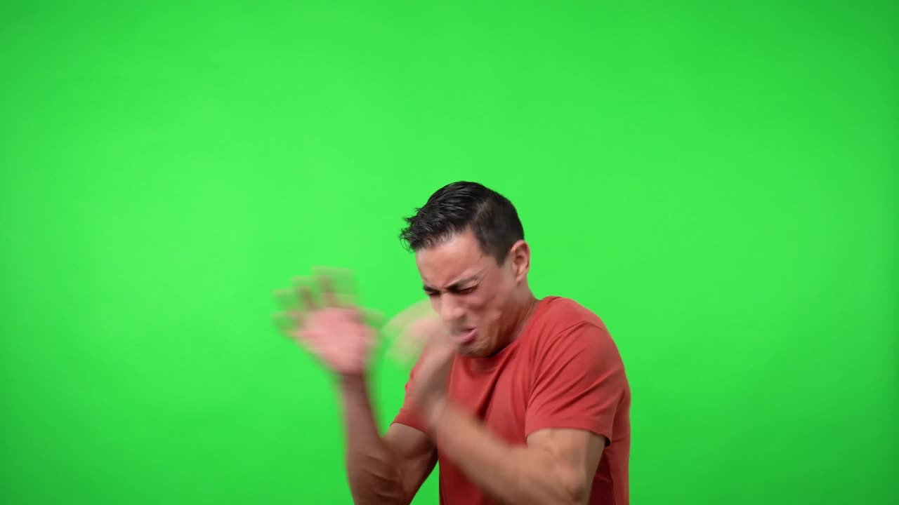 hombre muy asustado y desesperado. fondo verde cromo.