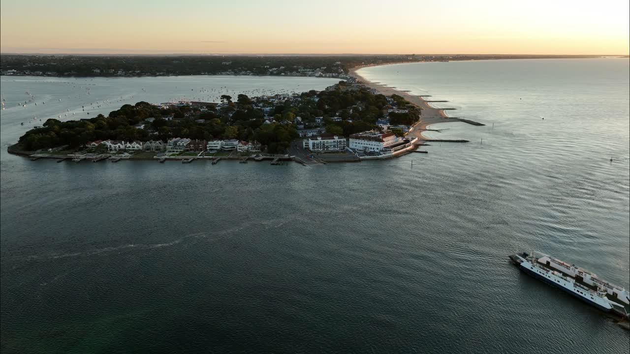 풀 하버 입구의 공중 전망, 일출 시 샌드뱅크스 페리, 도싯, 영국