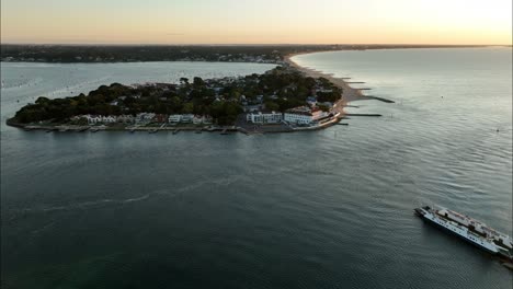 Vista-Aérea-De-La-Entrada-Al-Puerto-De-Poole,-Ferry-De-Bancos-De-Arena-Al-Amanecer,-Dorset,-Reino-Unido