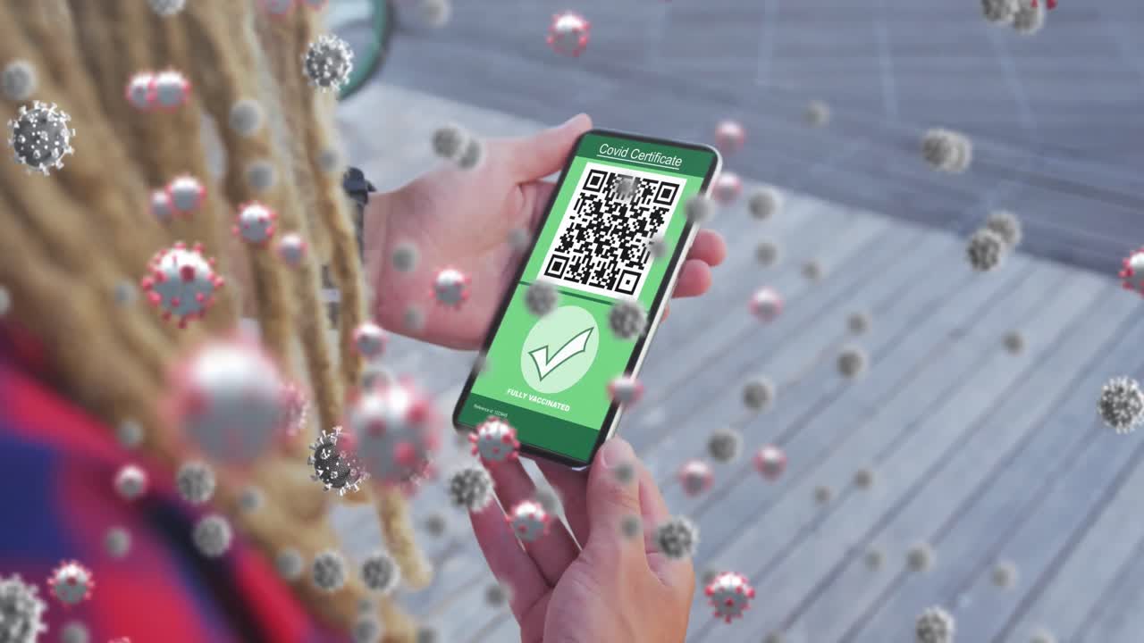 composición de las células de covid-19 flotando sobre mujer con un teléfono inteligente con código qr en la pantalla