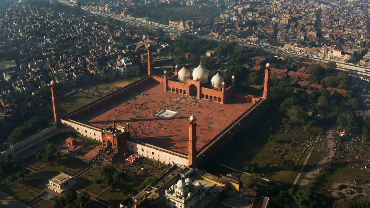 vista aérea de la mezquita badshahi, el hito icónico de lahore en punjab, pakistán