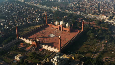 Aerial-View-Of-Badshahi-Mosque,-Lahore's-Iconic-Landmark-In-Punjab,-Pakistan