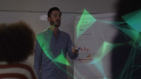 animación de la red moviéndose sobre empresario caucásico presentando en la reunión de la oficina