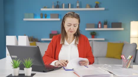 la mujer que trabaja en la oficina es divertida y alegre.