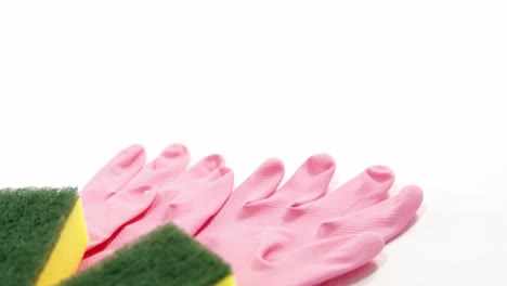 esponja y guantes de limpieza