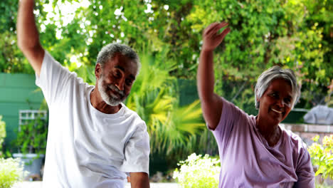 Pareja-Mayor-Haciendo-Ejercicio-En-Casa