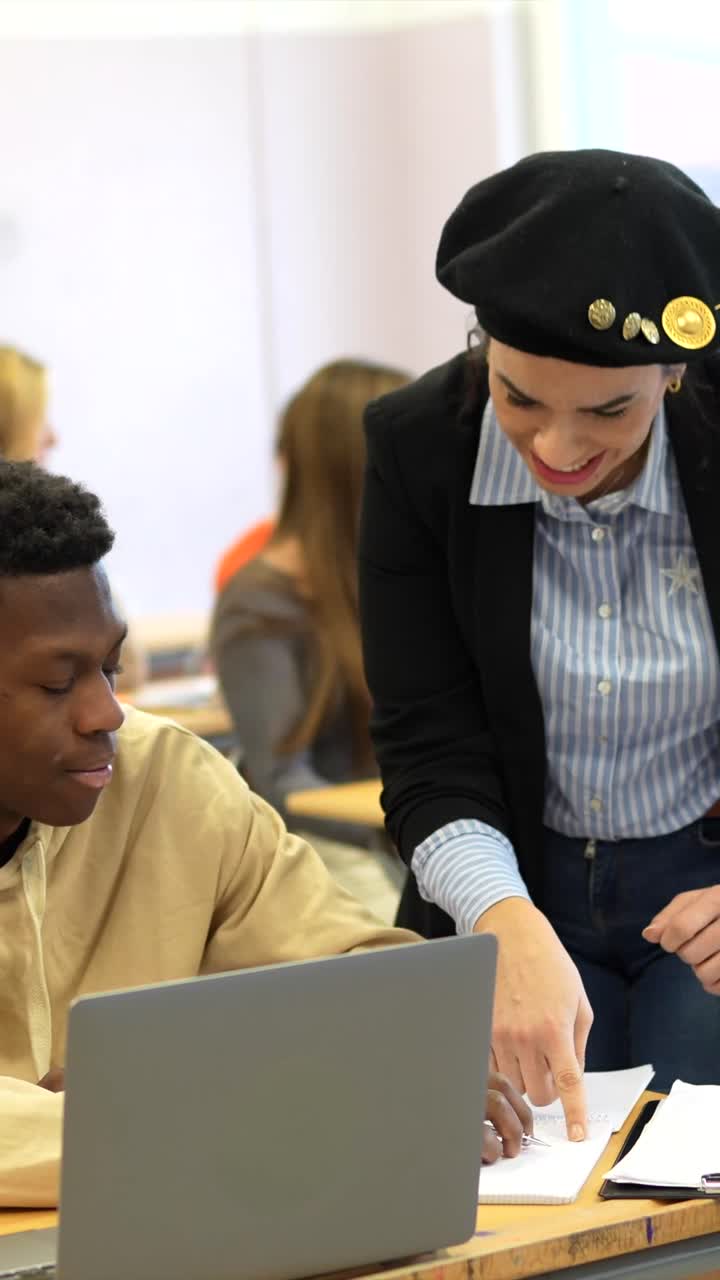 Insegnante che aiuta uno studente in classe