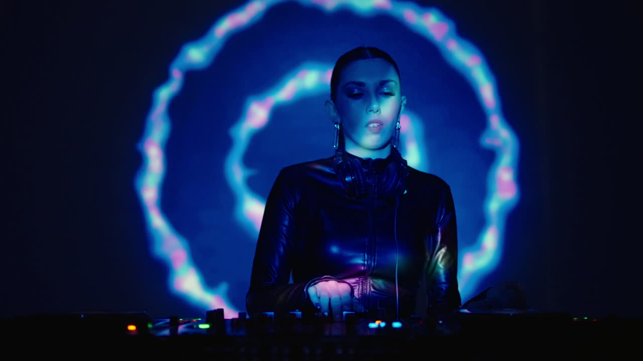 dj femenina actuando en un club nocturno