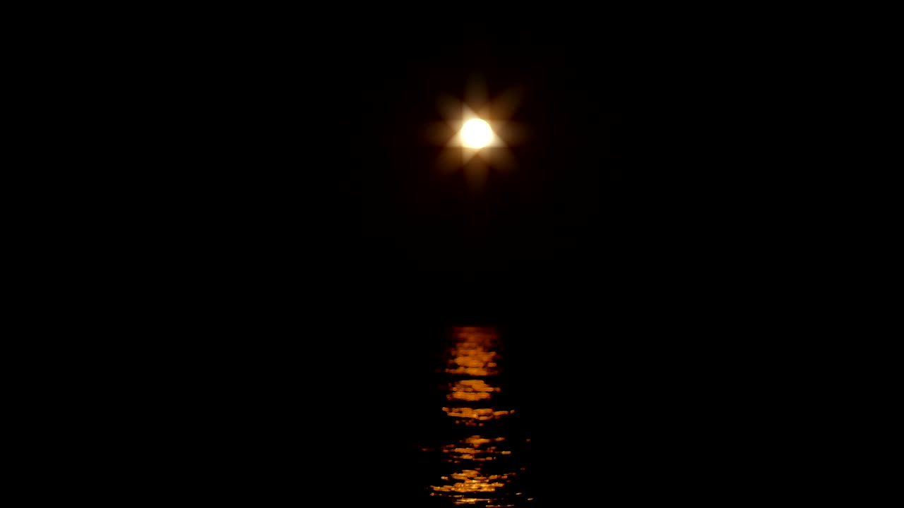 luna piena sopra il mare 4k