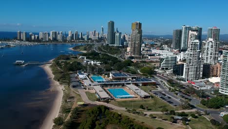 Luftaufnahme,-Die-Australiens-Wasserstraßen-An-Der-Goldküste-Und-Die-Zersiedelung-Der-Städte-An-Einem-Klaren-Tag-Zeigt