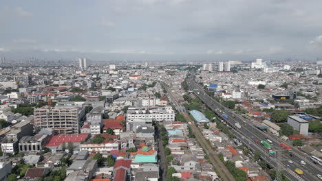 El-Tráfico-Fluye-Constantemente-Desde-Kota-Tua-Hacia-El-Oeste-De-Yakarta.