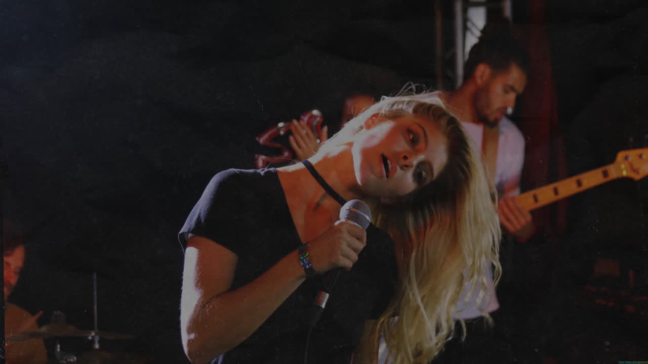 Band di musica dal vivo sul palco con il cantante che afferra il microfono, la chitarra che strimpella e onde animate che pulsano