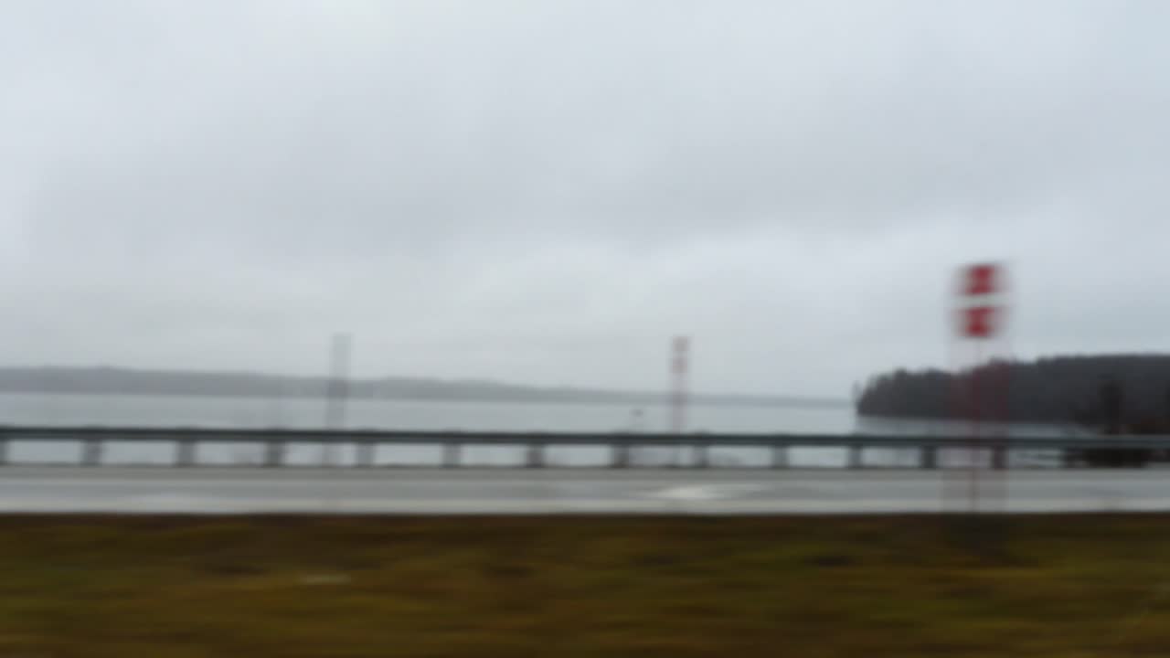 호수 에서 안개가 물을 고 지평선을 흐리게 하는 안개의 날, 신비롭고 평온한 분위기를 만니다.