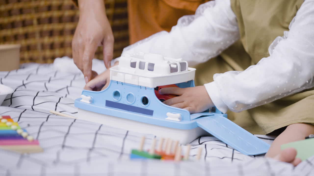 공원에 있는 엄마와 딸