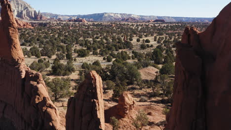 antena de montañas rocosas en el desierto