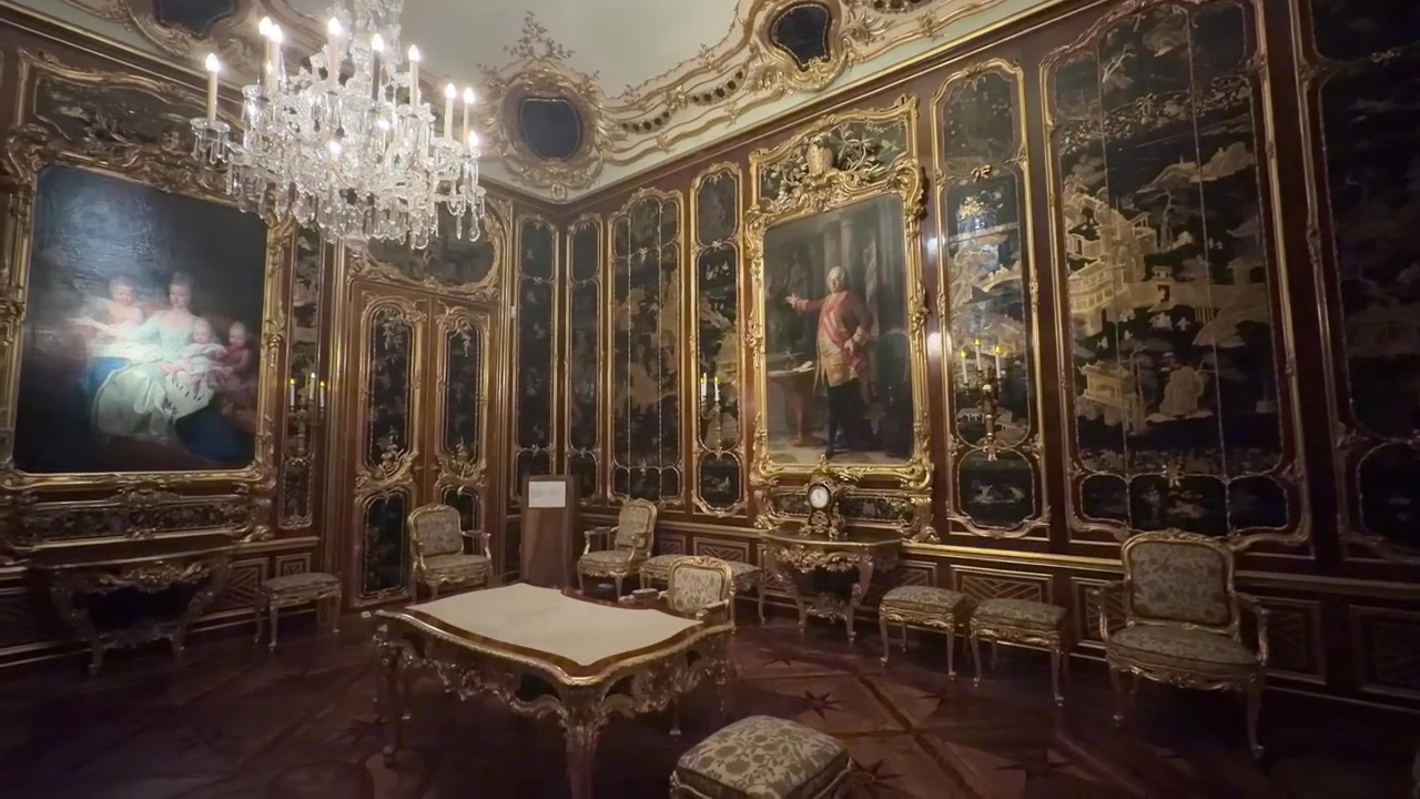 Přepychový historický pokoj s bohatou zlatou výzdobou
